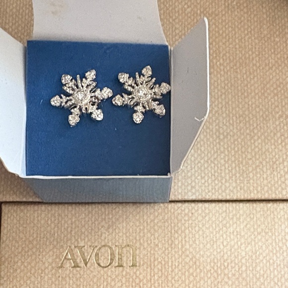 Vintage 2005 Avon Snowflake Crystal Stud Earrings NIB Sparkly Winter Holiday 196 - Picture 8 of 10
